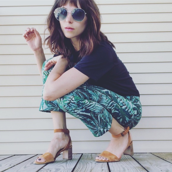 Welcome to the Roque Rouge boutique! - Picture 2 of 3